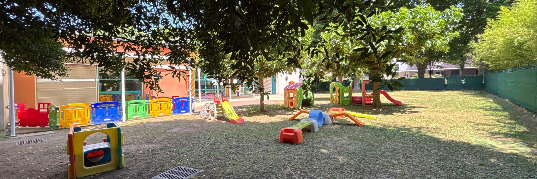 Cours extérieur de la crèche des oisillons de bouillargues